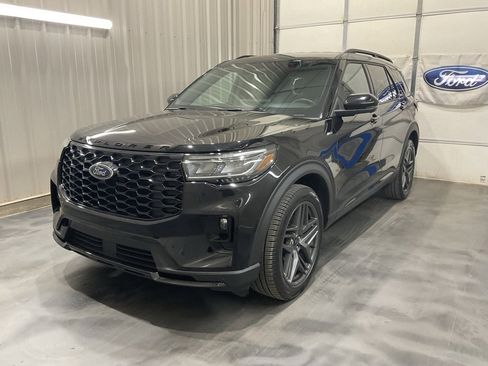 Used 2025 Ford Explorer ST-Line w/ ST-Line Street Pack image 3