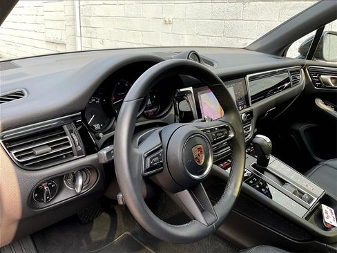 Certified 2025 Porsche Macan image 4