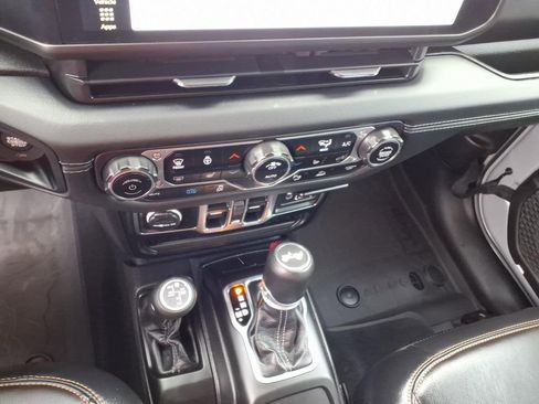 Used 2024 Jeep Wrangler Unlimited Sahara w/ Technology Group AWD/4WD image 27