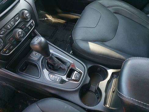 Used 2019 Jeep Cherokee Limited FWD image 24