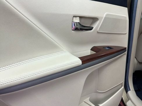 Used 2012 Toyota Venza XLE image 22