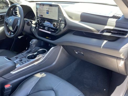 Certified 2026 Toyota Highlander Limited AWD/4WD image 18