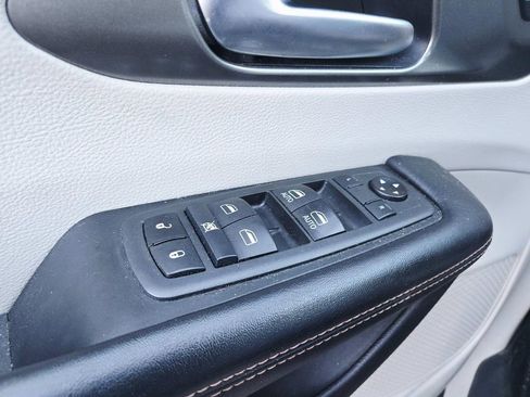 Used 2020 Chrysler Pacifica Touring-L image 37