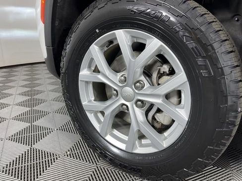 Used 2023 Jeep Grand Cherokee Limited AWD/4WD image 12