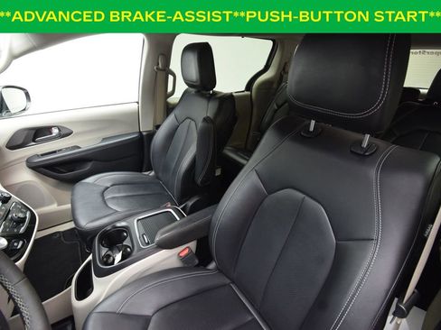 Used 2024 Chrysler Pacifica Touring-L image 11