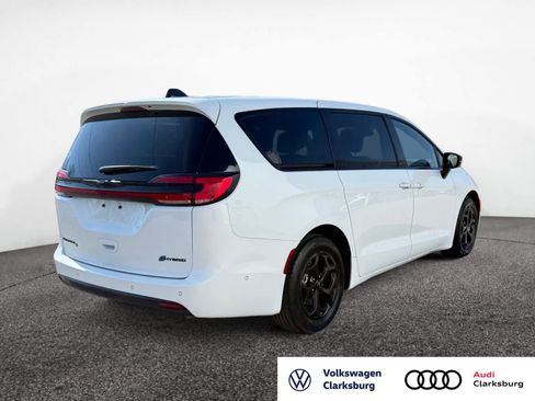 Used 2024 Chrysler Pacifica Limited FWD image 4