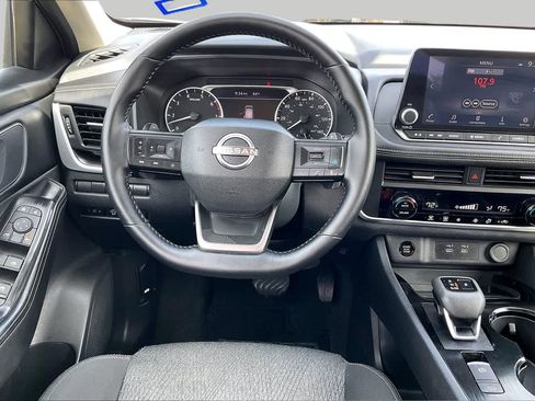 Used 2025 Nissan Rogue SV FWD image 6