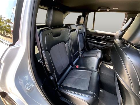 Used 2025 Jeep Grand Cherokee Altitude AWD/4WD image 19