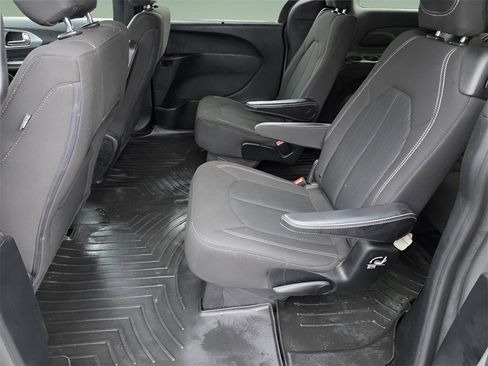 Used 2020 Chrysler Pacifica Touring w/ S Appearance Package image 17