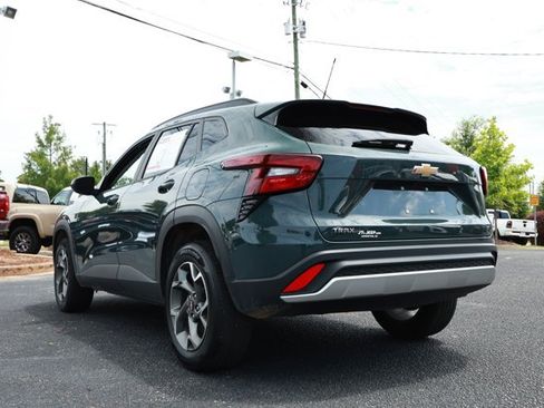 Used 2025 Chevrolet Trax LT FWD image 8