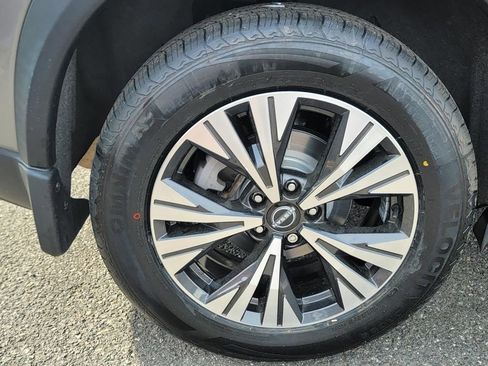 Used 2023 Nissan Rogue SV AWD/4WD image 9
