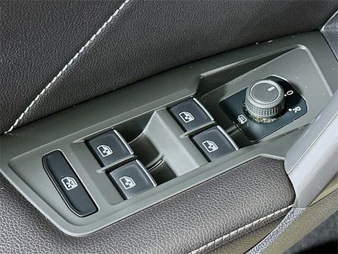 Used 2024 Volkswagen Tiguan SE image 18