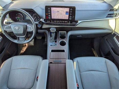 Used 2024 Toyota Sienna XLE image 16