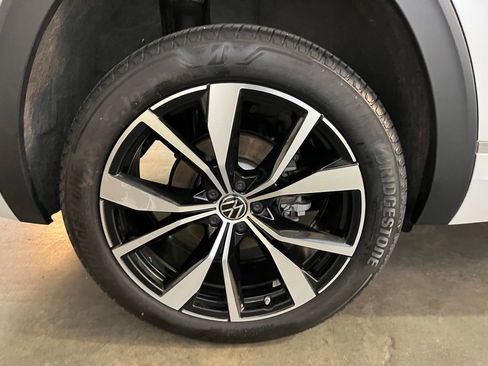 Used 2024 Volkswagen Atlas SEL Premium R-Line AWD/4WD image 32