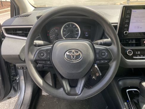 Used 2020 Toyota Corolla LE image 9