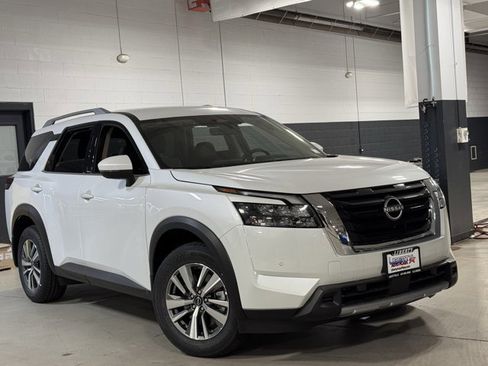New 2025 Nissan Pathfinder SL image 2