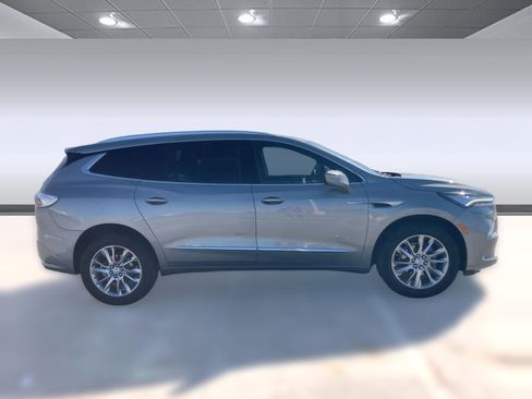 Used 2023 Buick Enclave Avenir image 7