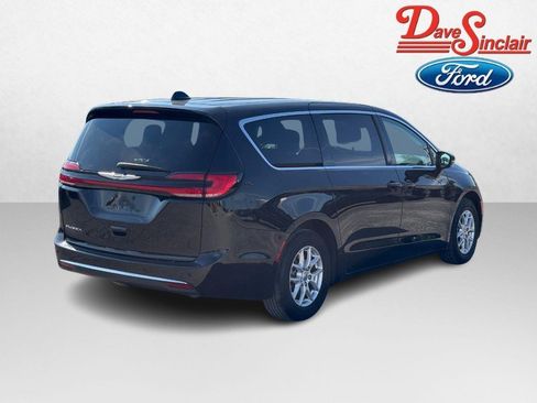 Used 2024 Chrysler Pacifica Touring-L FWD image 7