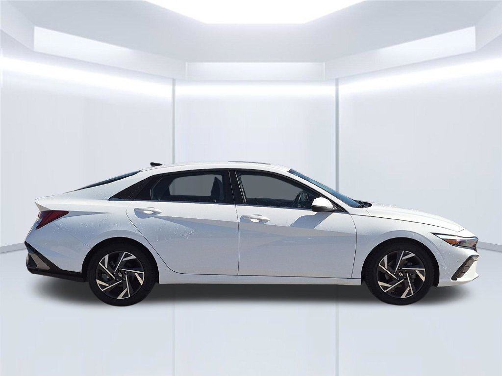 Used 2025 Hyundai Elantra Limited FWD image 7