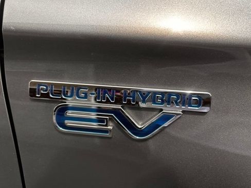 Used 2022 Mitsubishi Outlander 4WD Plug-In Hybrid image 11