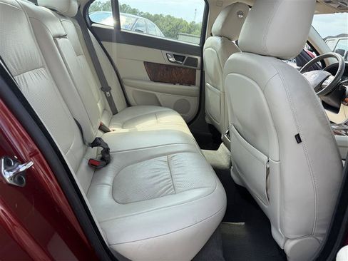 Used 2010 Jaguar XF Premium RWD image 14