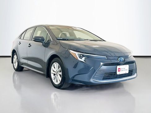 Used 2025 Toyota Corolla XLE FWD image 3
