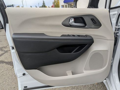 Used 2024 Chrysler Pacifica Touring-L image 10