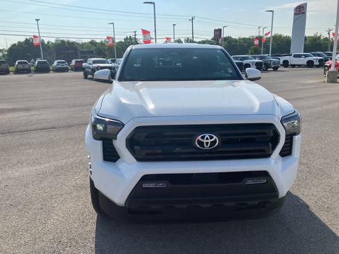 Certified 2026 Toyota Tacoma SR5 AWD/4WD image 4
