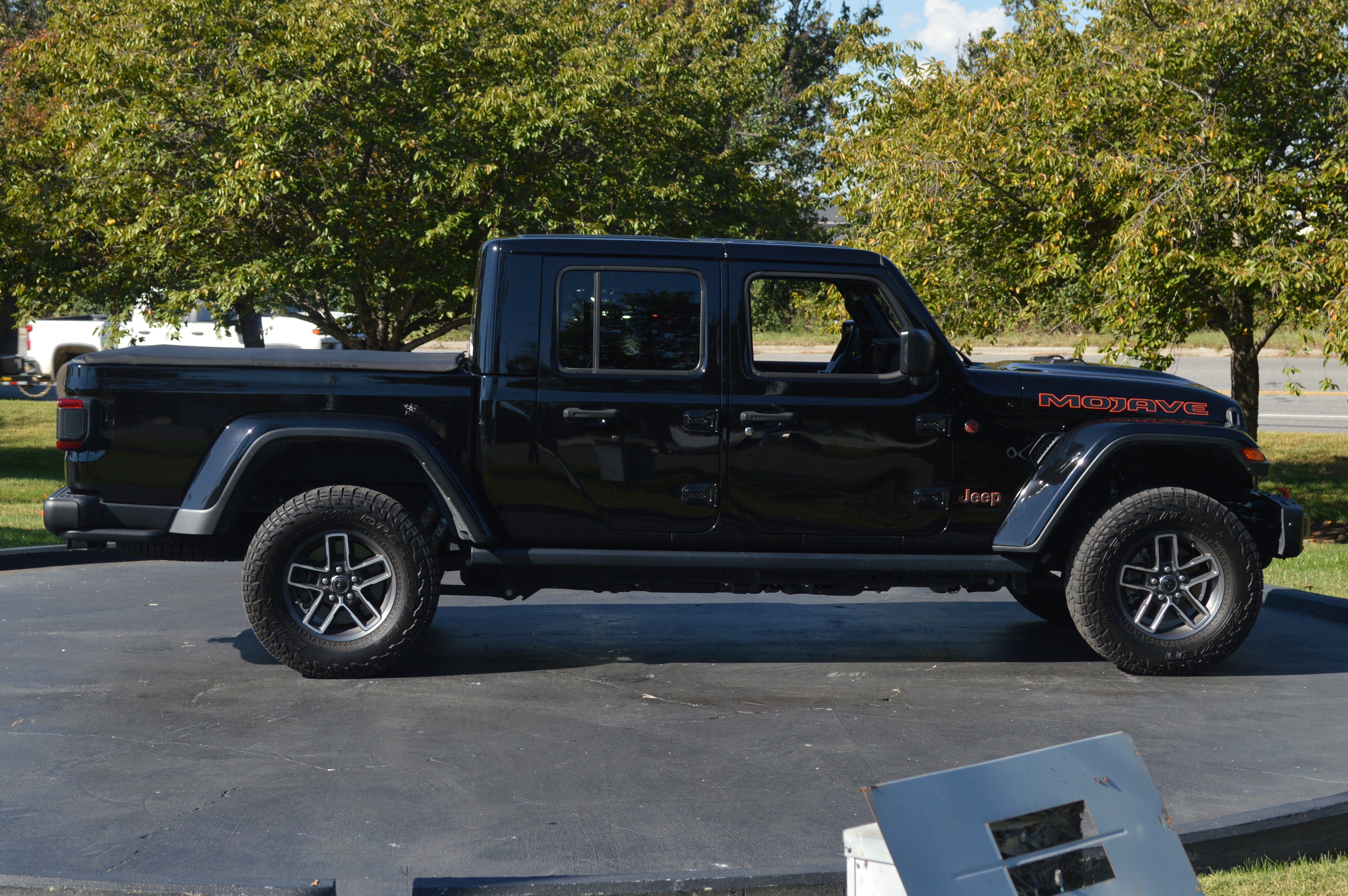 Used 2024 Jeep Gladiator Mojave AWD/4WD image 12