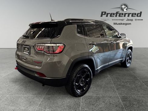 Used 2023 Jeep Compass Trailhawk w/ Trailhawk Convenience Group AWD/4WD image 17
