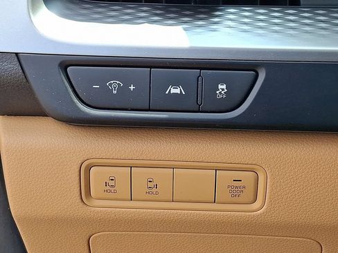 Used 2024 Kia Carnival LX FWD image 25