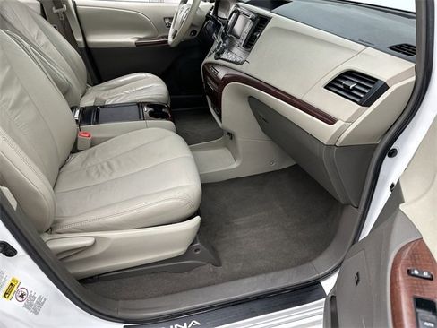 Used 2011 Toyota Sienna XLE w/ Premium Pkg image 26