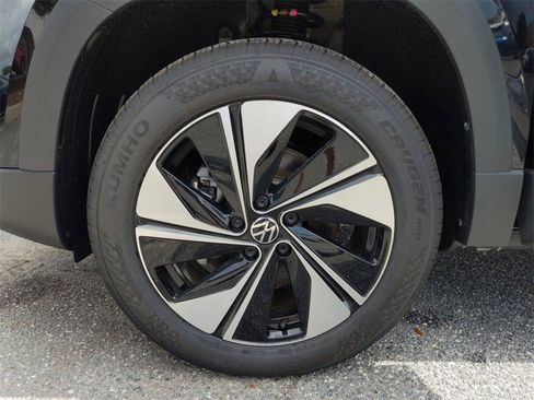 Used 2025 Volkswagen Taos SE image 43