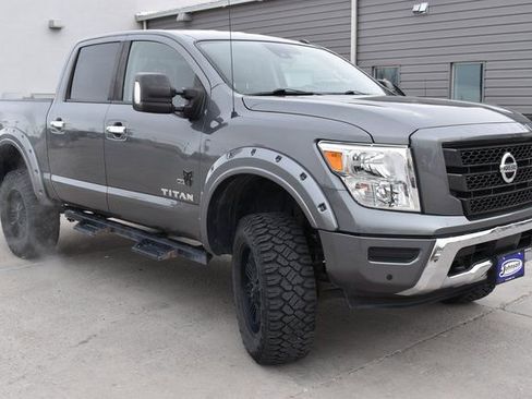Used 2021 Nissan Titan SV w/ SV Convenience Package image 3
