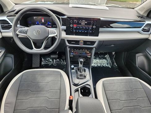 New 2025 Volkswagen Taos SE image 22