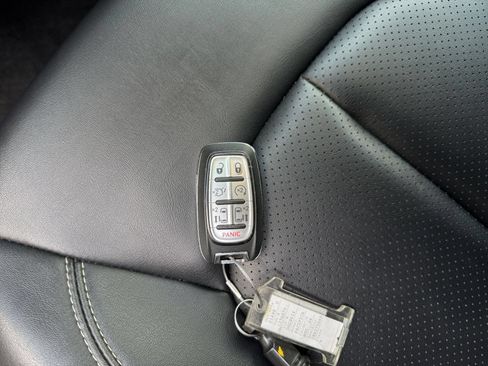 Used 2024 Chrysler Pacifica Touring-L FWD image 21
