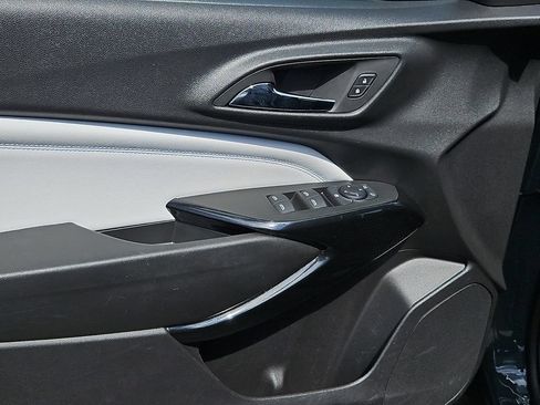 Used 2025 Chevrolet Trax LT w/ LT Convenience Package FWD image 18