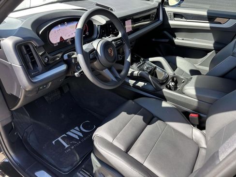 Used 2025 Porsche Cayenne image 17