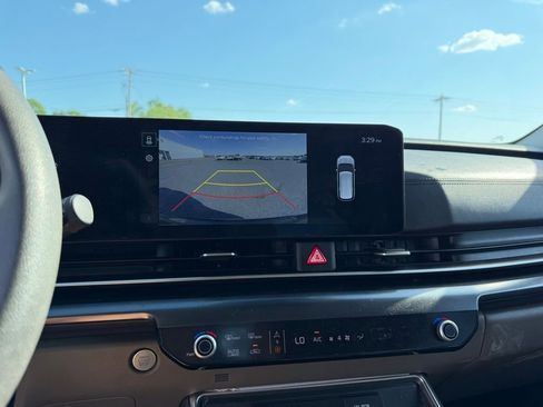 Used 2025 Kia Carnival LX FWD image 24