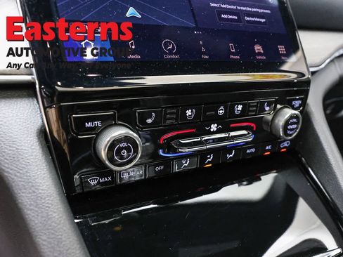 Used 2023 Jeep Grand Cherokee Overland w/ Luxury Tech Group IV AWD/4WD image 20
