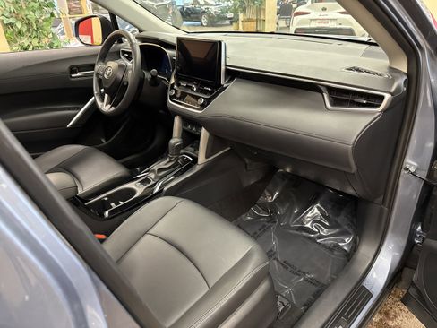Used 2024 Toyota Corolla Cross XLE w/ Convenience Package image 17