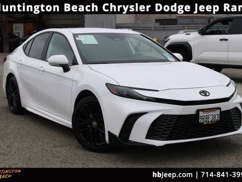 Used 2025 Toyota Camry SE image 1