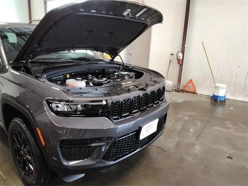 New 2025 Jeep Grand Cherokee Altitude image 11