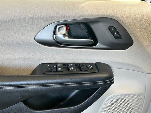 Used 2023 Chrysler Pacifica Touring-L image 25