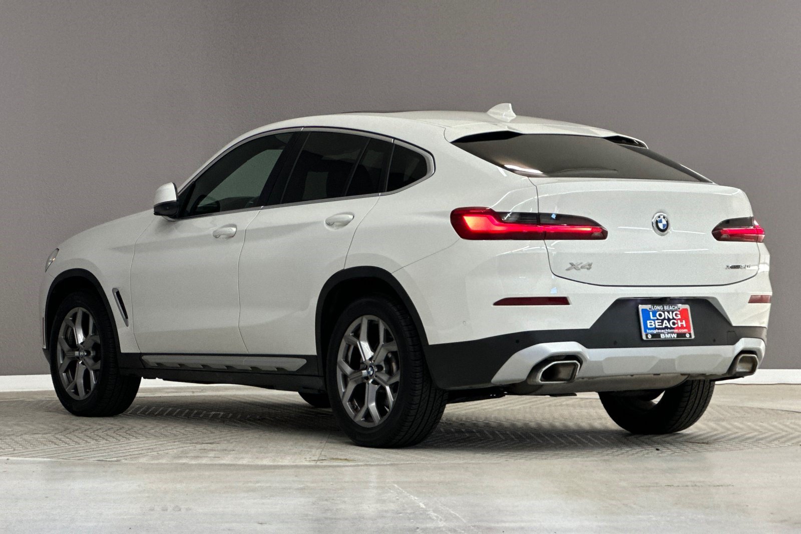 Used 2023 BMW X4 xDrive30i w/ Parking Assistance Package AWD/4WD image 3