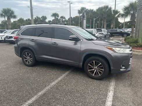 Used 2017 Toyota Highlander XLE FWD image 13