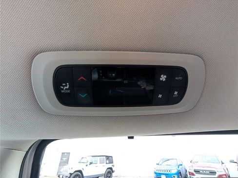 Used 2023 Chrysler Pacifica Touring-L image 16