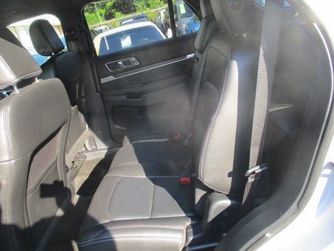 Used 2017 Ford Explorer XLT w/ Equipment Group 202A image 9