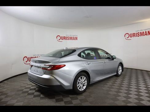 Used 2025 Toyota Camry LE image 11