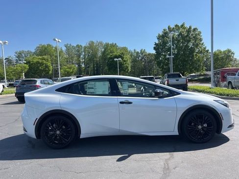 New 2026 Toyota Prius FWD image 4